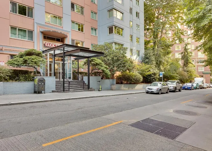 Downtown Seattle Condo With Rooftop Deck And Views!